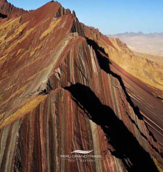 Vista aérea de Pallay Punchu, una de las montañas de colores en peru, con formaciones geológicas únicas