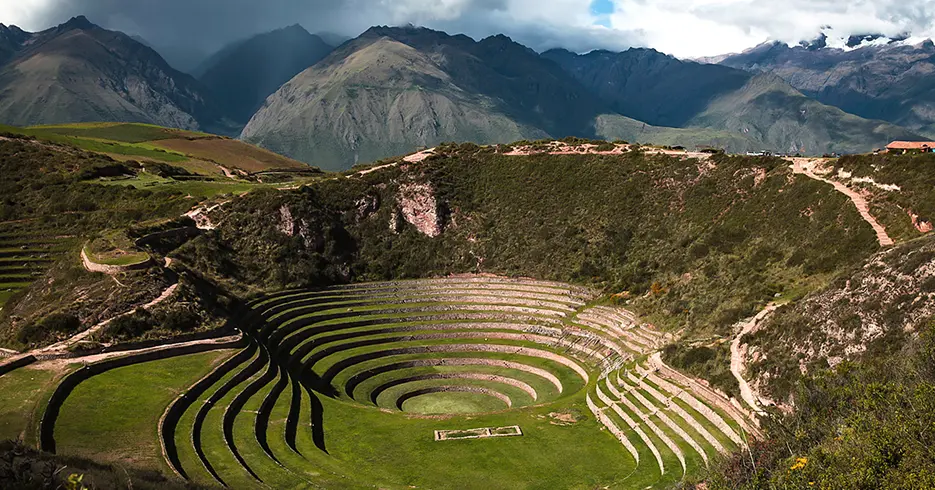 Centro arqueológico de moray en cusco y en el valle sagrado de los incas, paisaje verde con montañas de fondo