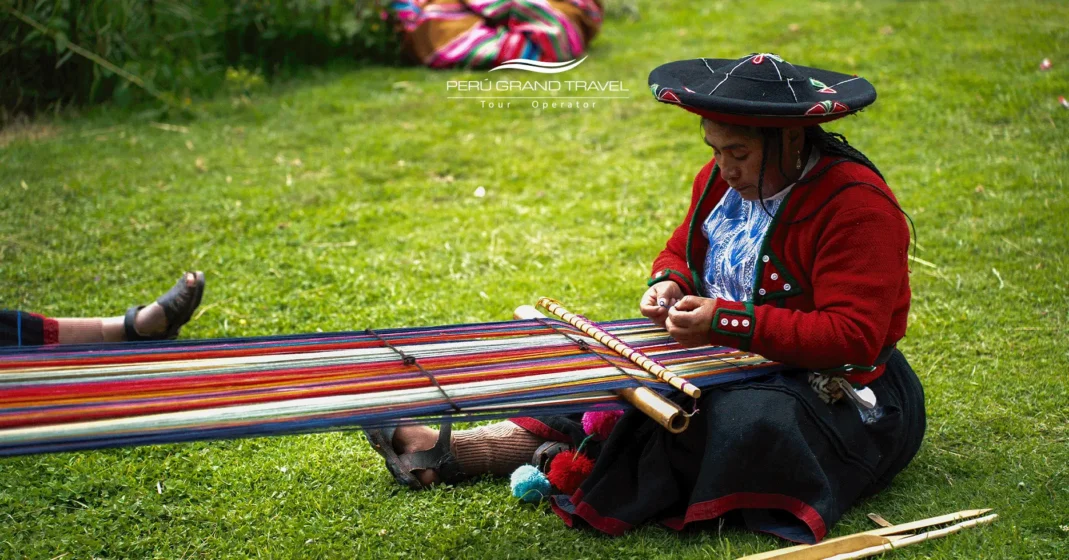 Arte Andino: 7 Secretos Deslumbrantes del Alma Cultural del Perú 3 mujer artesana con tejido de alpaca