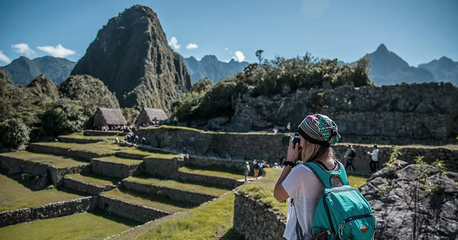 Machu Picchu En Un Día: Ruta Rápida para No Perderte lo Mejor 2 Turista fotografiando Machu Picchu en la plaza principal de Machu Picchu