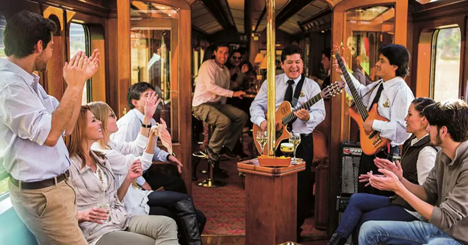 musica en vivo en el tren Hiram bingham 