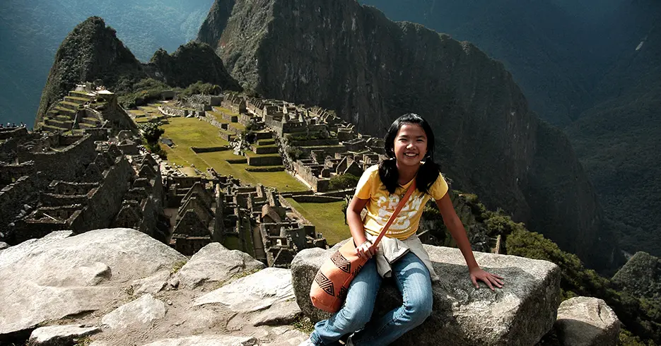 niña feliz en machu picchu, una de las 7 maravillas del mundo moderno