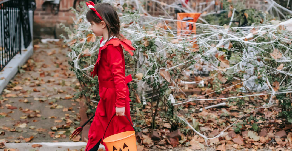 Día de la Canción Criolla vs Halloween - Las Costumbres de Perú en Octubre 4 niña-pidiendo-dulces-en-halloween