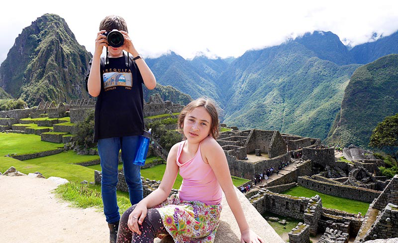 Viajando en Familia: Paquetes turísticos para disfrutar con Niños para un viaje a Perú y Machu Picchu 2 niños-brasileros--en-machu-picchu