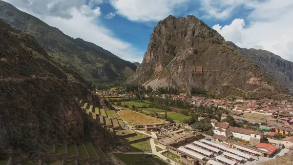 Ollantaytambo en cusco, en el valle sagrado, vista de una montaña y sus diferentes andenes de este centro arqueológico