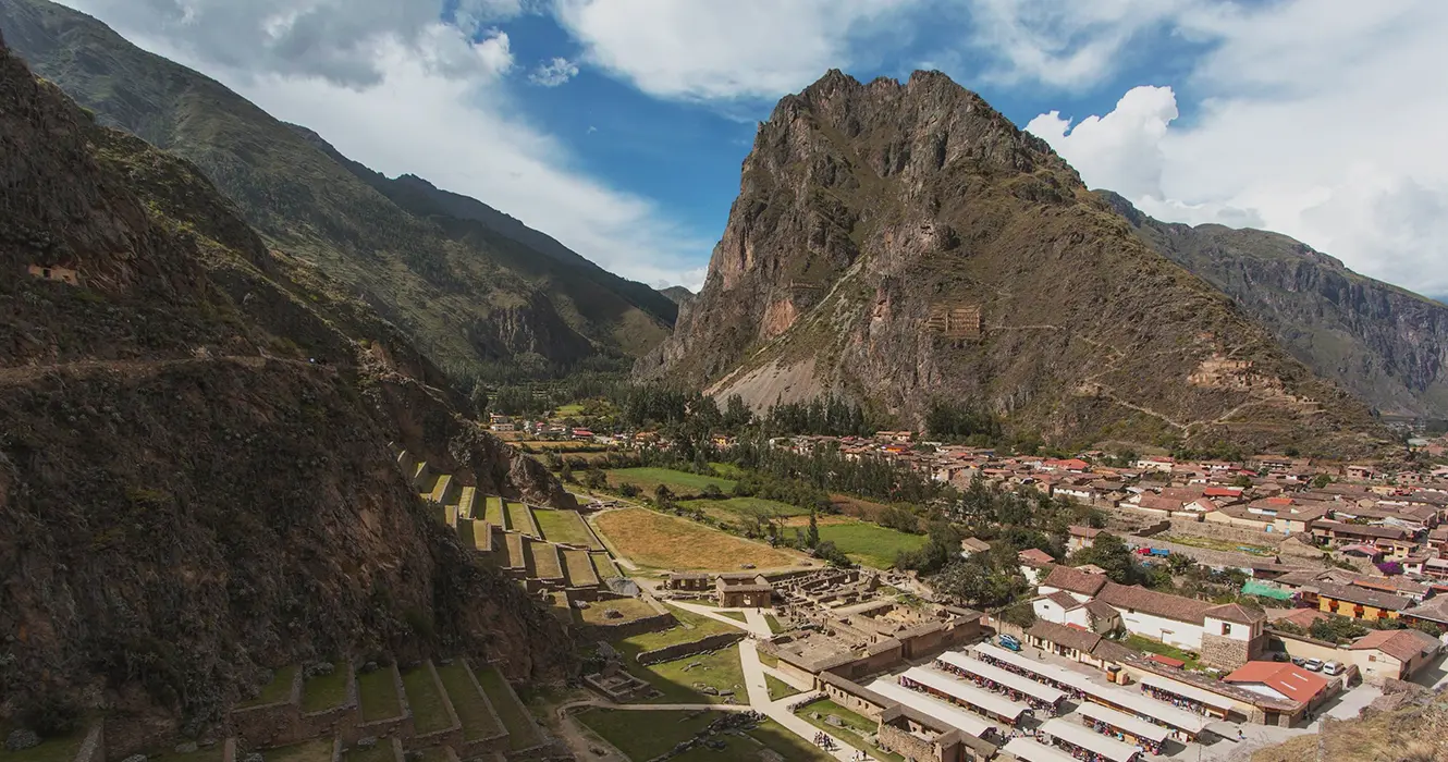 Qué hacer en Cusco 4 Días: Todo lo que necesitas saber para una Experiencia Única 3 Ollantaytambo en cusco, en el valle sagrado, vista de una montaña y sus diferentes andenes de este centro arqueológico