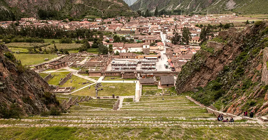 Vista desde arriba del centro arqueológico de ollantaytambo, paisaje lleno de casas del pueblo y los andenes de ollantayatmbo