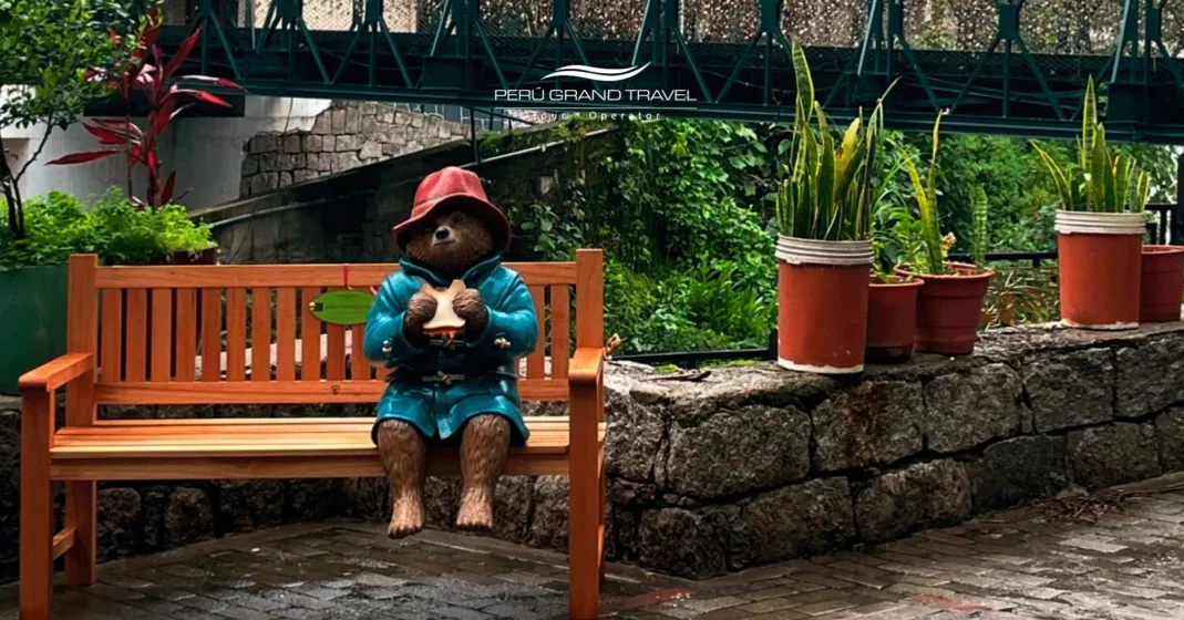 12 Paquetes Familiares a Perú: La Guía Esencial para un Viaje de Lujo Inolvidable 2 oso paddington en machu picchu, atraccion para niños