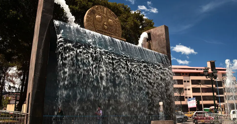 La paccha de pumaq chupan en cusco, al final de la av. sol, podemos ver el sol de echenique en el medio y una caída de agua de aproximadamente 7 metros
