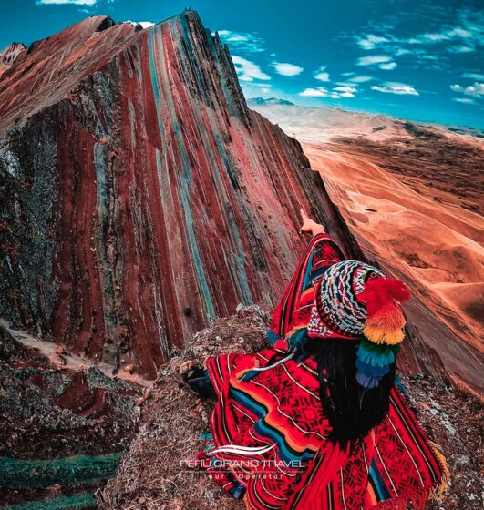 Paisaje de Pallay Punchu en Cusco, con turista vestido con atuendo tradicional andino "poncho"