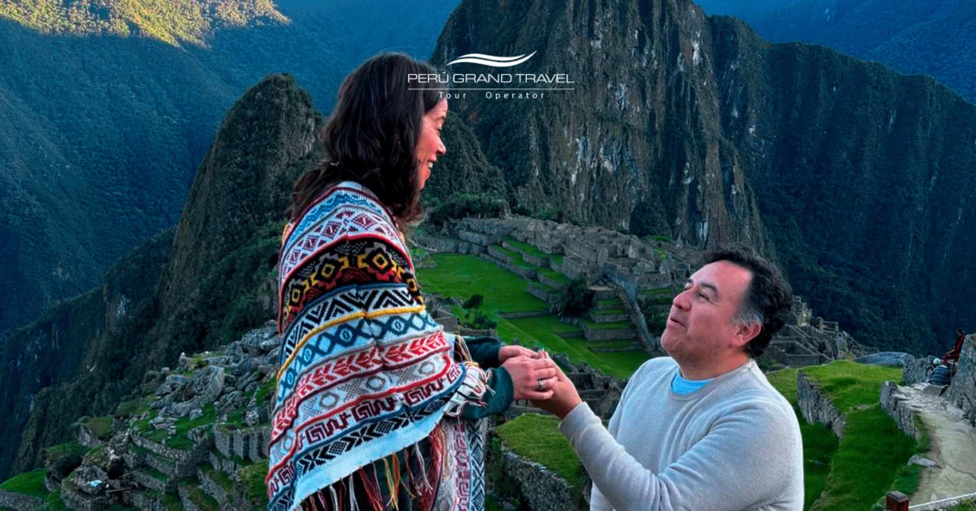10 mejores lugares para viajar en San Valentín: Por qué Perú debería ser su elección número #1 2 pedida de matrimonio en machupicchu, lugares para viajar en san valentin, pareja de casados, novios, enamorados en machupicchu