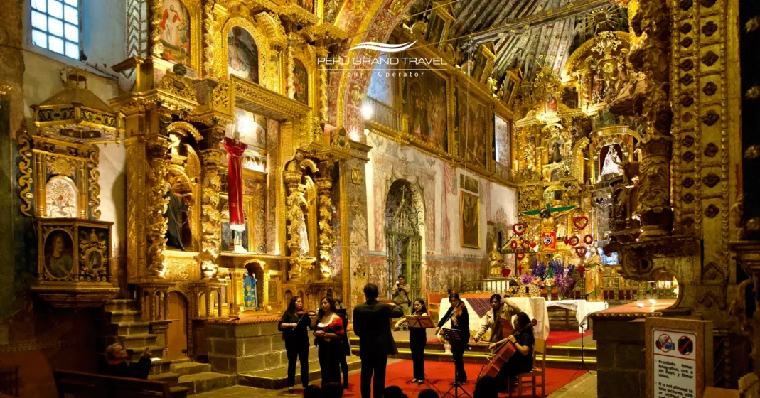 personas en capilla sixtina de america, iglesia de andahualillas, iglesias en cusco, templo de andahuaylillas, ruta del barroco cusco, iglesias, Templo de Andahuaylillas