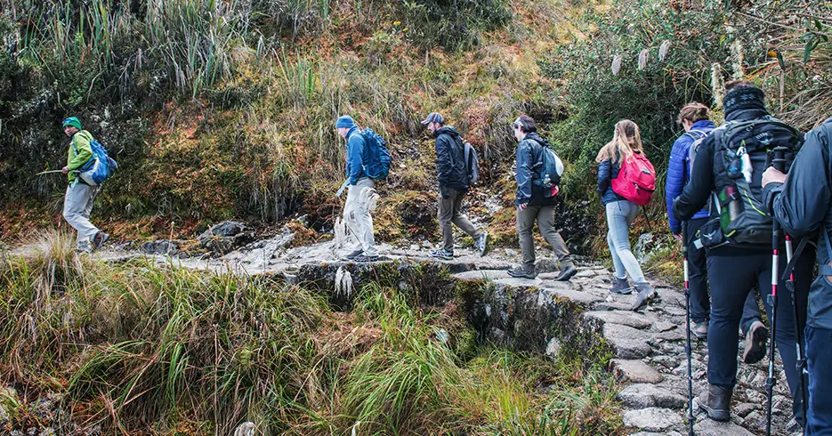 Cómo preparar tu mochila para el Camino Inca: ¡Descúbrelo Aquí! 6 personas en el camino inca