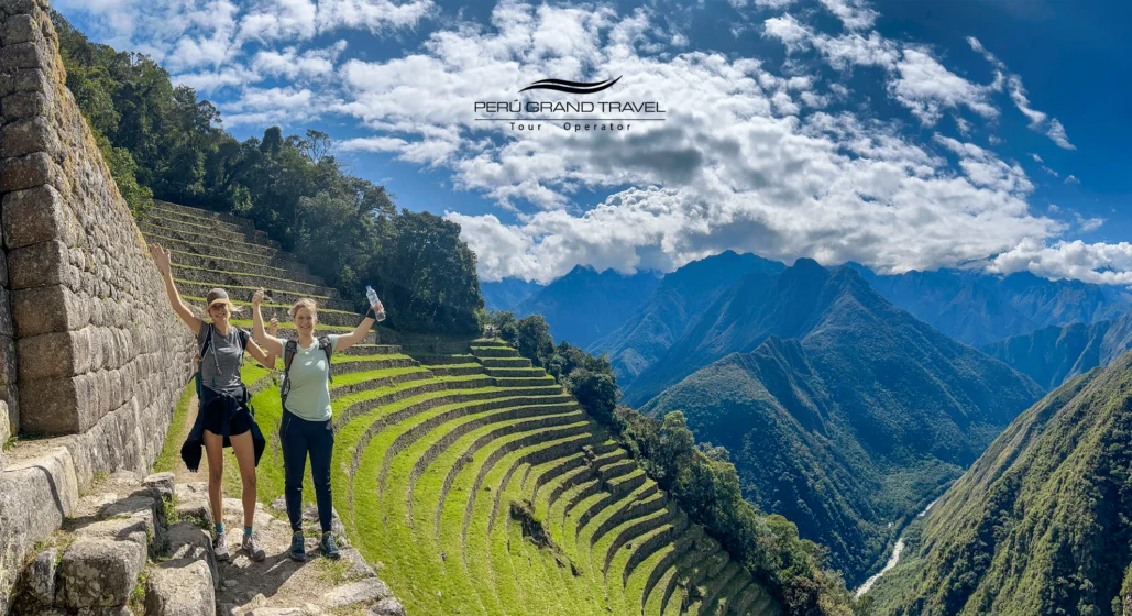 personas en intipunku, entrada de camino inca, viajeros en machupicchu, camino inca, portada del sol, foto panoramica de trekkeros en camino inca, viajeros en intipunku, viajeros en Camino Inca de 2 días vs. 4 días