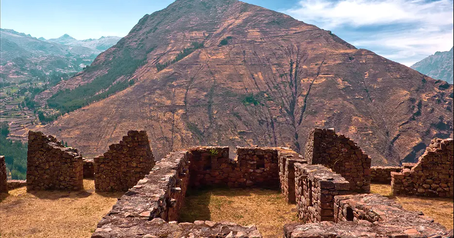 Centro arqueológico de pisac en el valle sagrado, se observan vestigios incas y una montaña al frente