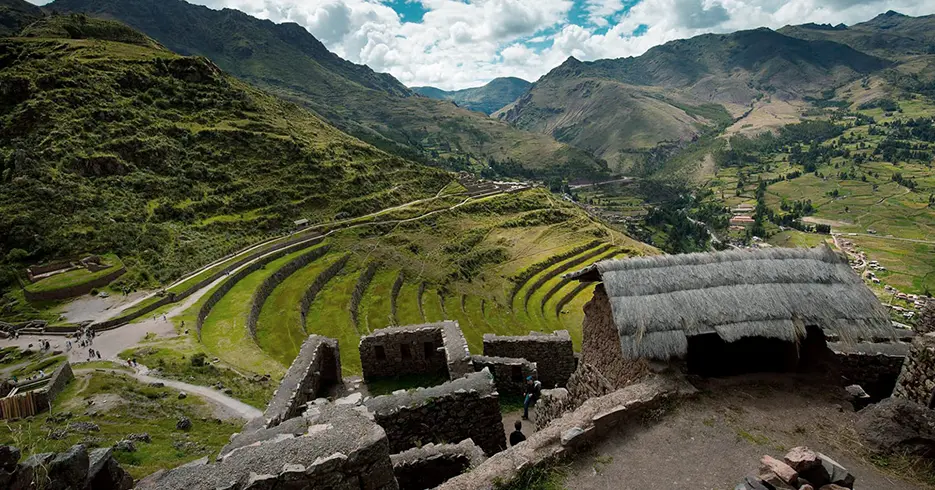 Cosas que hacer en Cusco: Lo mejor de la ciudad en un solo viaje 2 El sitio arqueológico de pisac cosas que hacer en cusco visitar y ver el paisaje verde y sus estructuras incas