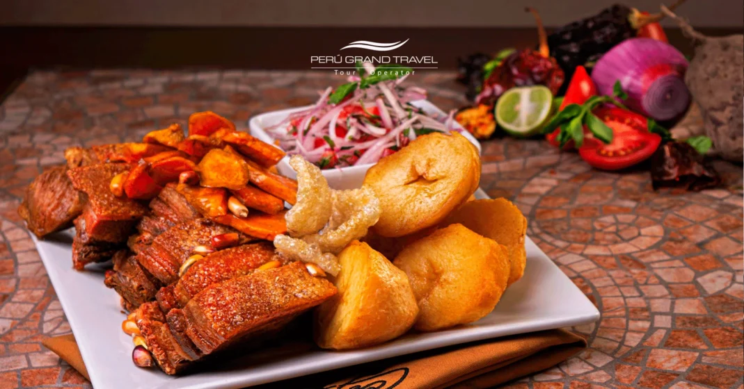 plato de comida peruana, chicharron con papas, chicharron de saylla, cerdo frito, plato de cerdo tradicional de peru