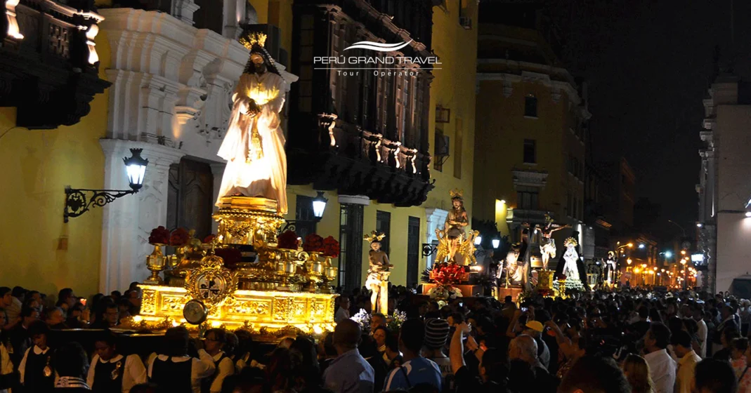 plaza colonial durante procesion de semana santa Lima