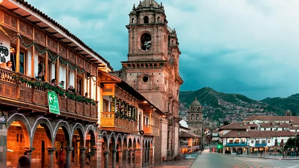 plaza de armas cusco y la compañia de jesus