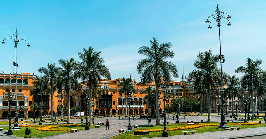 5 Ciudades de Perú que Todo Viajero debe Conocer 1 plaza de armas de Lima, varias palmeras y el cielo despejado