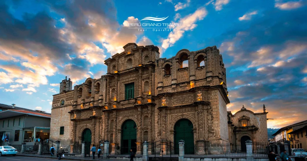 plaza de cajamarca. carnavales en cajamarca, carnavales en peru, catedral principal de cajamarca