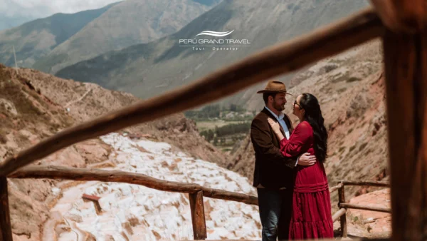 portada, lugares para viajar en san valentin, pareja de novios, pareja de enamorados, esposos en salinera de maras, pareja romantica en cusco, san valentin, viaje romantico