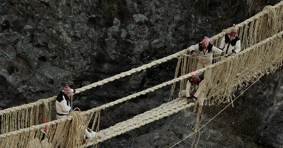 Qué ver en Cusco y alrededores: Los 15 destinos imprescindibles para tu viaje 6 personas locales construyendo el puente qeswachaka, el ultimo puente inca