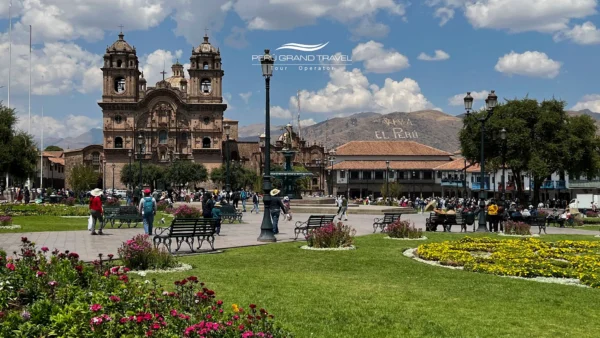 que hacer en peru, plaza de armas del cusco, catedral del cusco