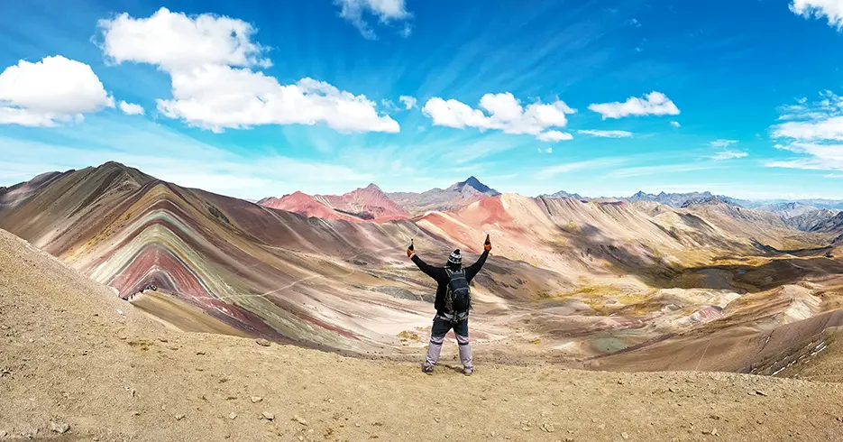 Qué ropa llevar a Machu Picchu y cusco, montaña de los 7 colores, cielo celeste y las vistas de las montañas con colores rojos y amarillos