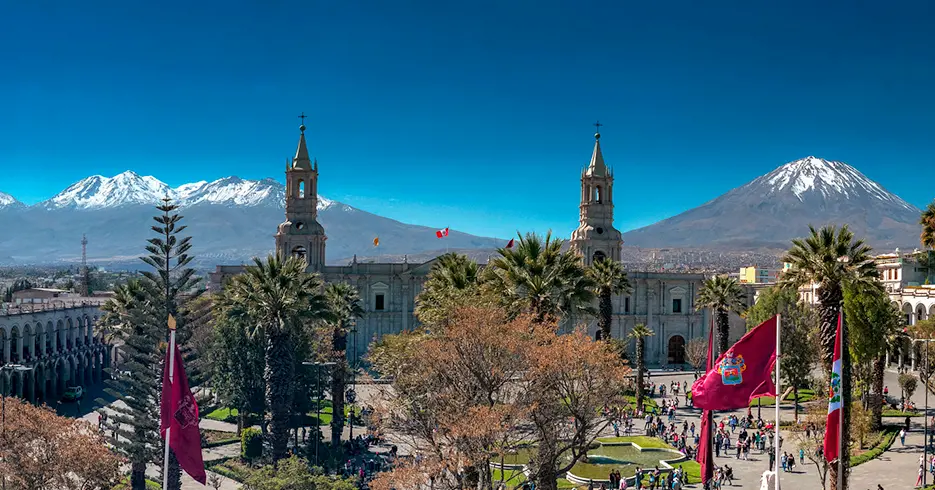 que ver en arequipa, vista amplia de la plaza de armas y el volcan misti de arequipa