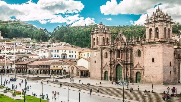 plaza de armas de cusco, la catedral de cusco y muchas personas en la plaza