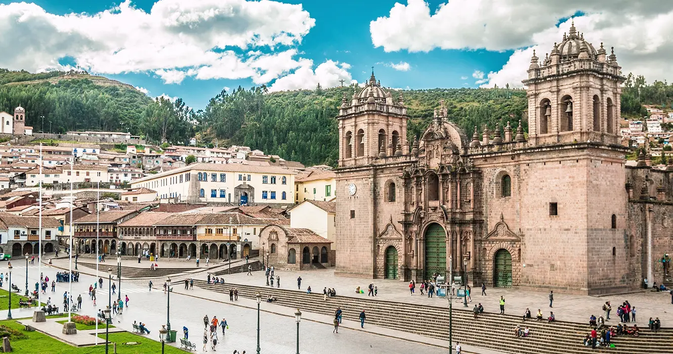 plaza de armas de cusco, la catedral de cusco y muchas personas en la plaza