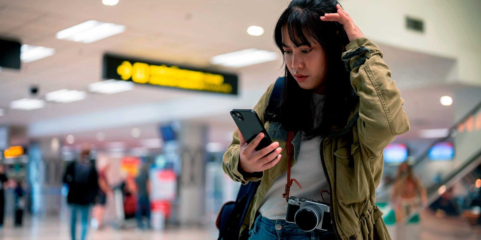 10 recomendaciones de Viaje a Perú que debes conocer 8 turista en el aeropuerto leyendo en su celular las recomendaciones de viaje a peru
