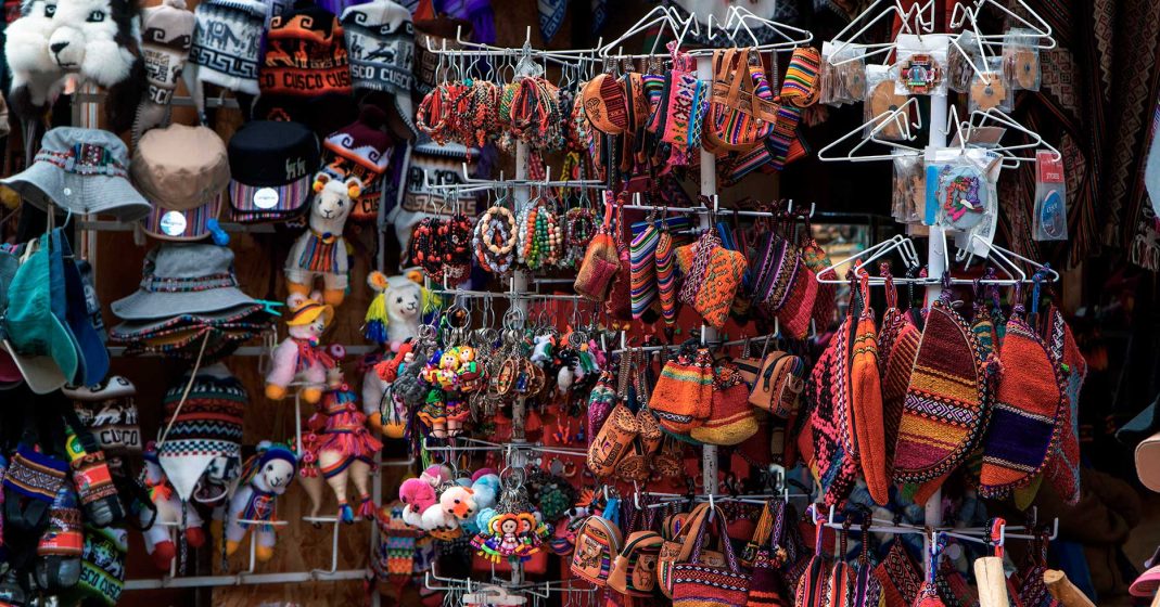 recomendaciones de viaje a peru - souvenirs peruanos, sombreros, llamas de peluche, monederos, llaveros pines y mas