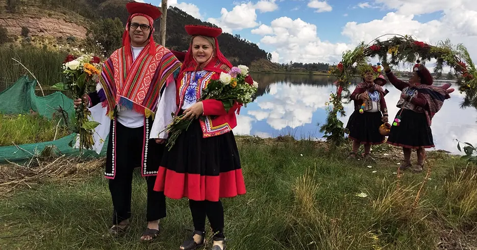 ropa para la boda andina cerca de la laguna huaypo