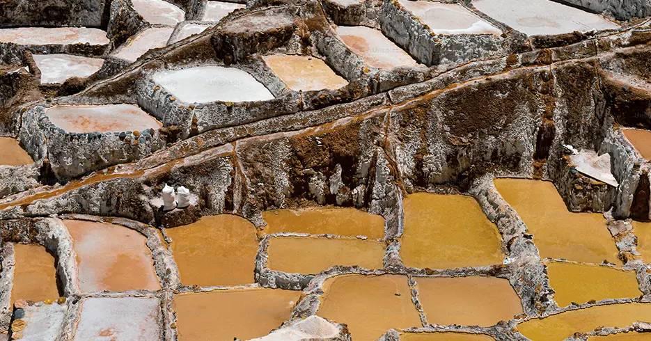 Salineras de maras en cusco, piscinas de sal de diferentes colores como blanco, marrón y beige