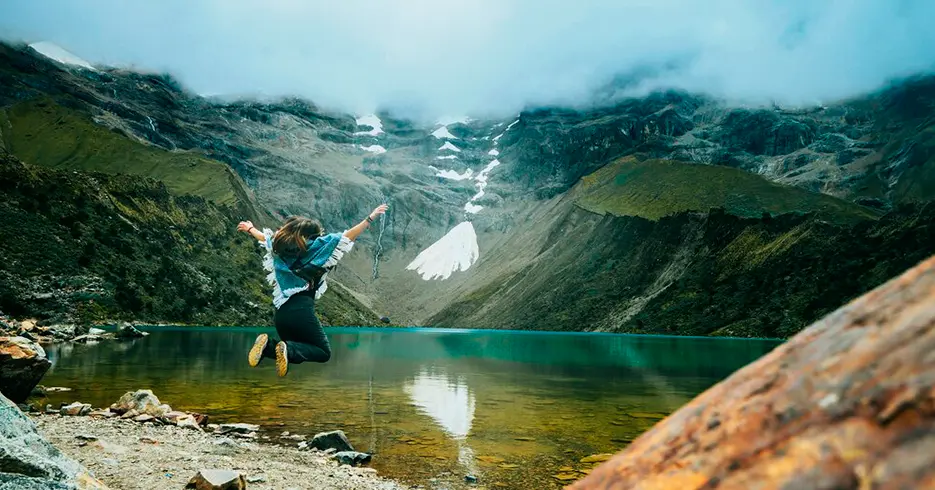 ¿Vas a la Laguna Humantay? Prepárate con estos tips 7 saltando en la laguna humantay