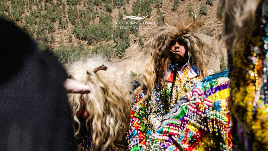 7 Secretos de la Fiesta de la Virgen del Carmen de Paucartambo: Magia, Fe y Danza en los Andes 7 saqras