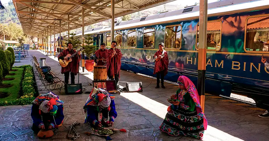 show de bienvenida antes de partir a machu picchu en el tren hiram bingham