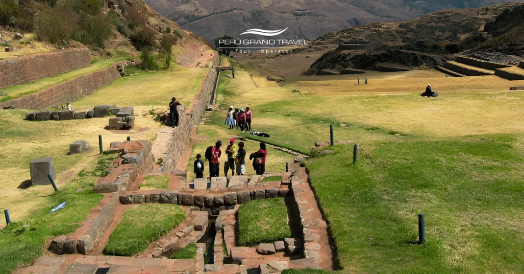 terrazas agrícolas del sitio arqueológico de Tipón en Perú