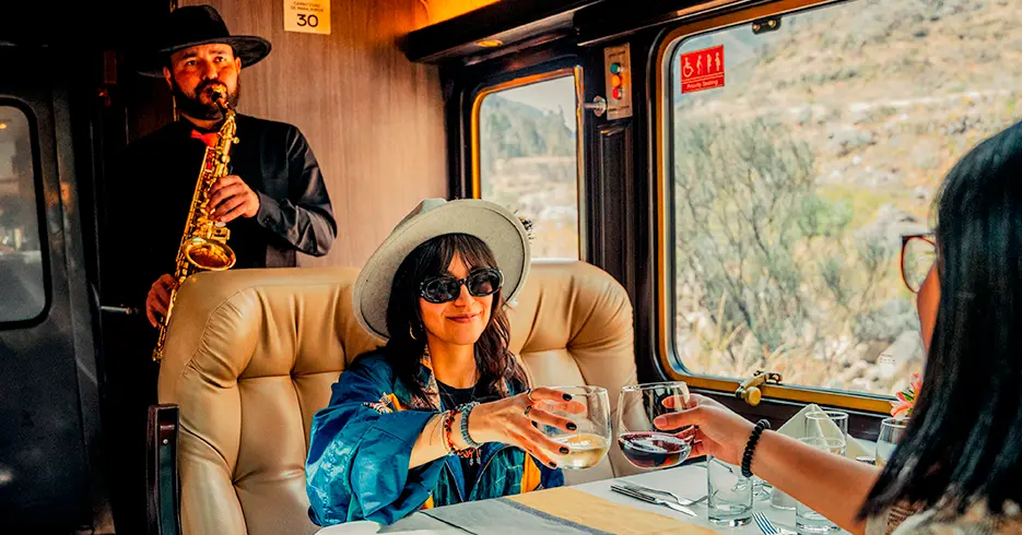 the first class tren lujo machu picchu ceremonia del vino con musica