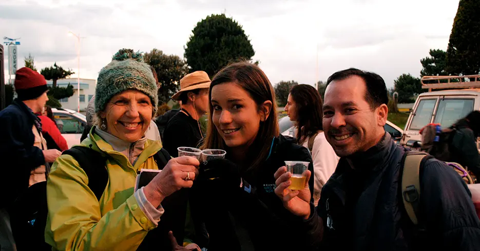 El Té de Coca: Tu Solución Natural al Mal de Altura en Perú 2 turistas bebiendo te de coca y sonriendo