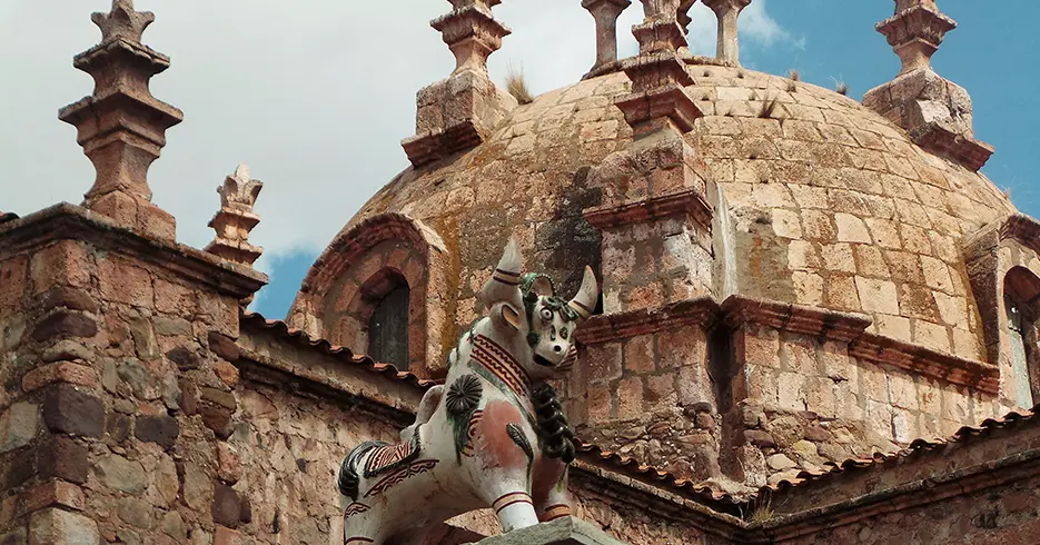 Que conocer en Perú, Torito de pucará en una iglesia en la ruta del sol en pueblo de pucará