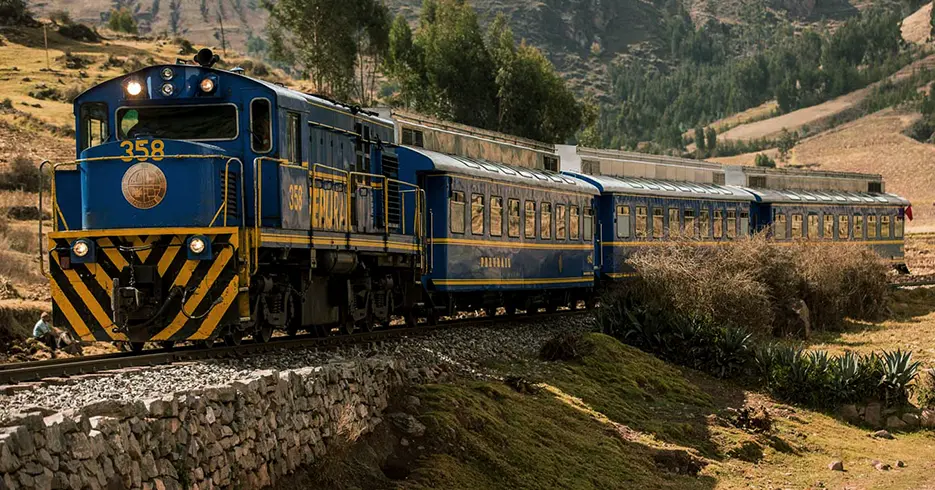 tren de peru rail, como llegar a machu picchu por el camino a aguas calientes