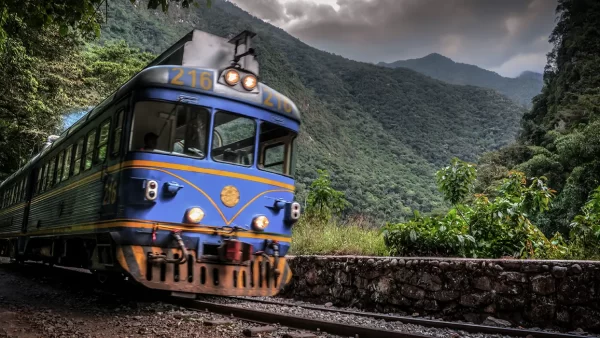 tren de cusco a machu picchu​, al rededor de grandes montañas y exuberante vegetacion