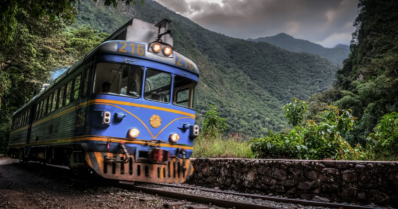 tren de cusco a machu picchu​, al rededor de grandes montañas y exuberante vegetacion