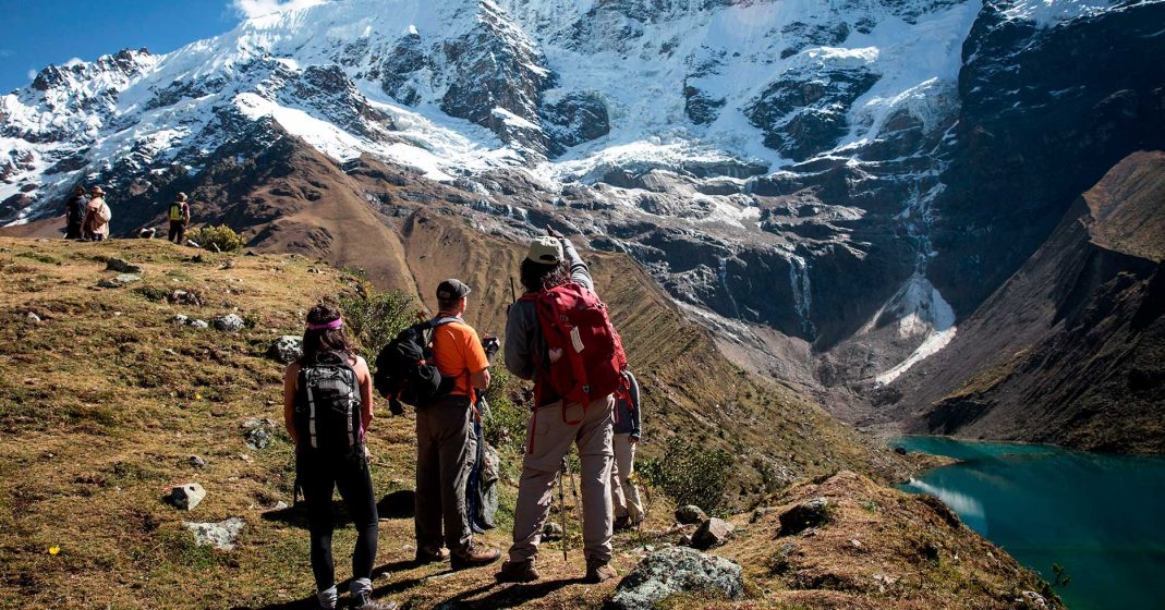 turismo en peru de aventura en cusco, perosnas en la laguna humantay