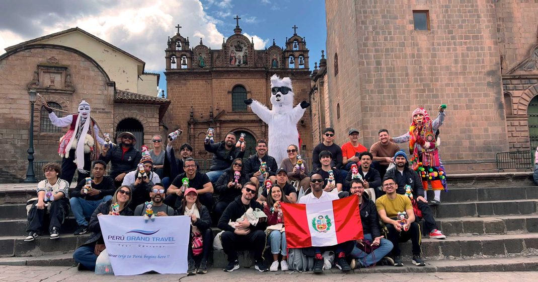 turistas en la ciudad de cusco, sonriendo con banderas y llamitas de peluche