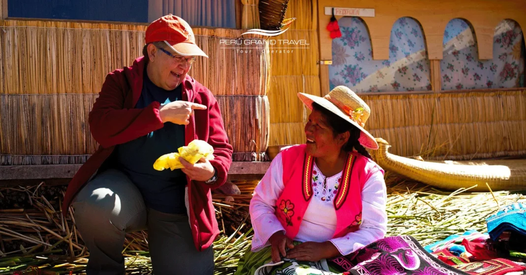 turista con mujer de comunidad peruana
