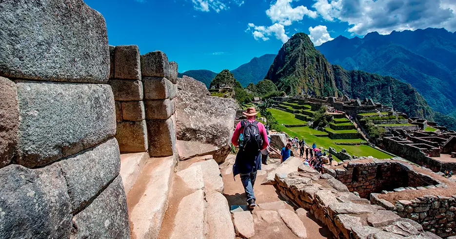 5 Ciudades de Perú que Todo Viajero debe Conocer 6 caminos de machu picchu con varios turistas